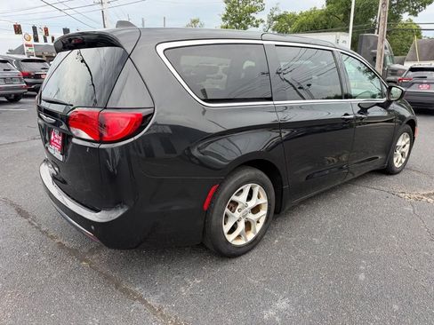 Used 2017 Chrysler Pacifica Touring Plus w/ Tire & Wheel Group FWD image 6
