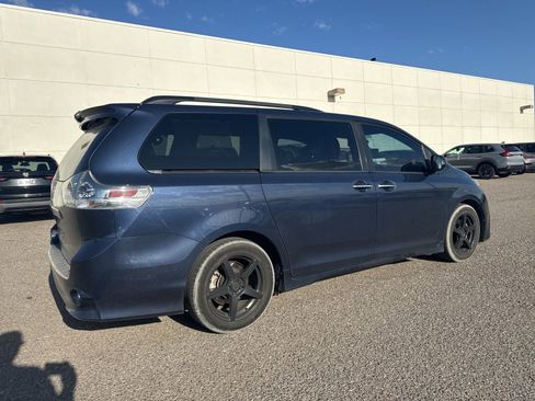 Used 2018 Toyota Sienna SE Premium w/ Carpet Mat Package FWD image 3