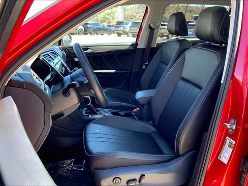 Used 2024 Volkswagen Tiguan SE w/ Panoramic Sunroof Package AWD/4WD image 9