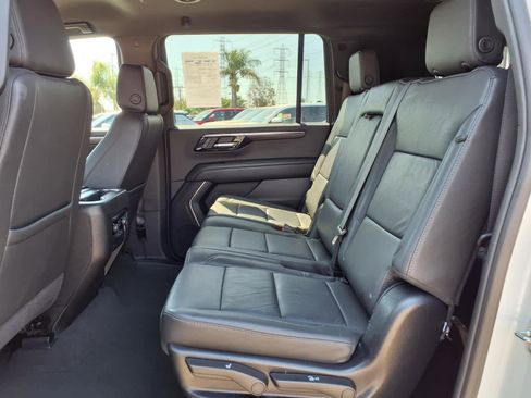 Used 2025 Chevrolet Suburban Z71 AWD/4WD image 12