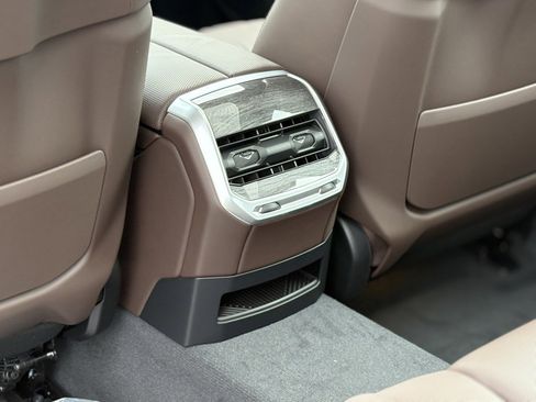 Used 2025 BMW 760i xDrive w/ Luxury Rear Seating Package image 21