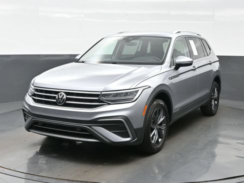 Used 2022 Volkswagen Tiguan SE AWD/4WD image 1