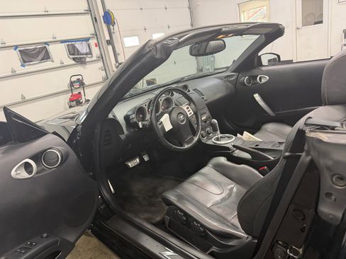 Used 2004 Nissan 350Z Touring image 25