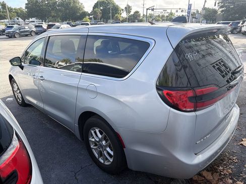 Used 2024 Chrysler Pacifica Touring-L FWD image 4