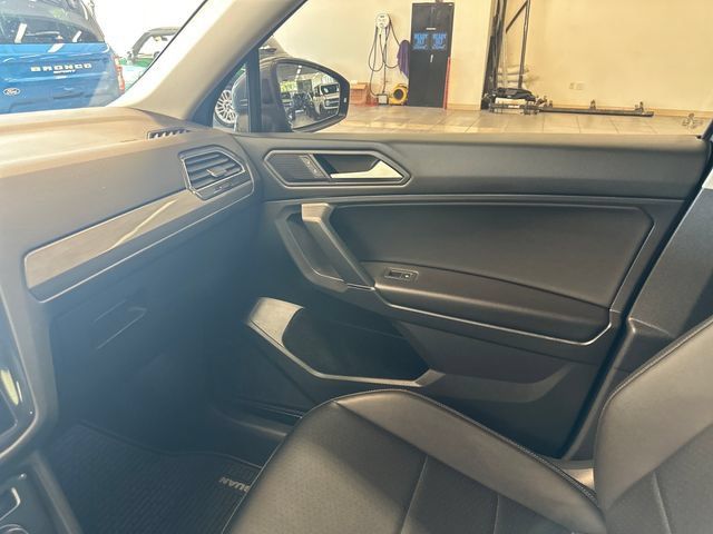 Used 2020 Volkswagen Tiguan SEL AWD/4WD image 25