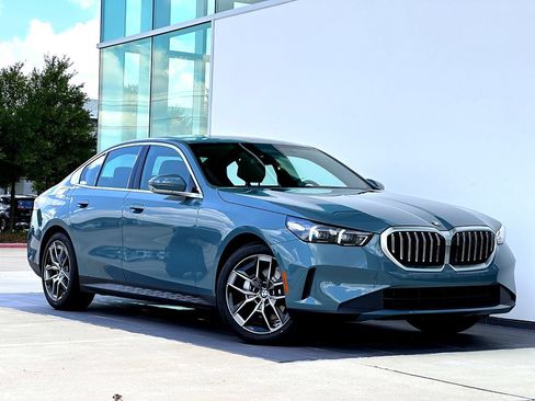New 2026 BMW 530i RWD image 1