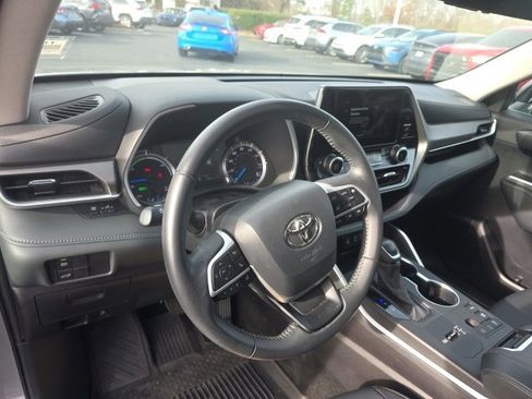 Used 2025 Toyota Highlander XLE image 12