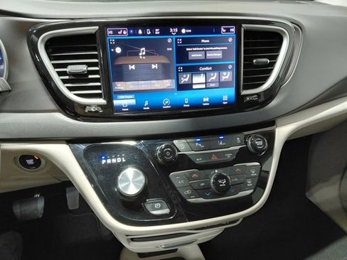 Used 2024 Chrysler Pacifica Touring-L image 31
