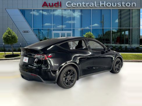 Used 2022 Tesla Model Y Long Range image 9