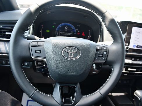 Used 2025 Toyota Camry SE image 13