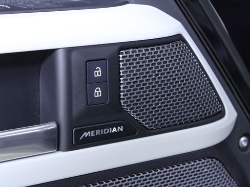 Used 2024 Land Rover Defender 110 S image 19