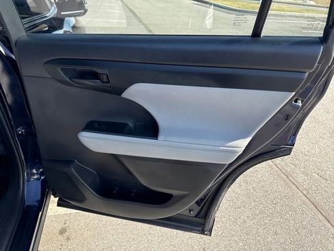 Used 2023 Toyota Highlander LE image 17