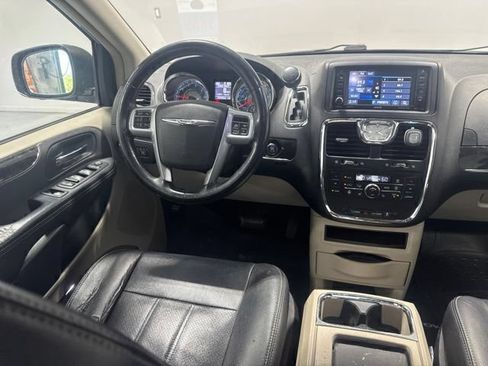 Used 2013 Chrysler Town & Country Touring-L w/ Trailer Tow Group FWD image 18