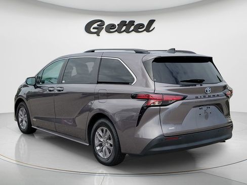 Certified 2021 Toyota Sienna XLE FWD image 7