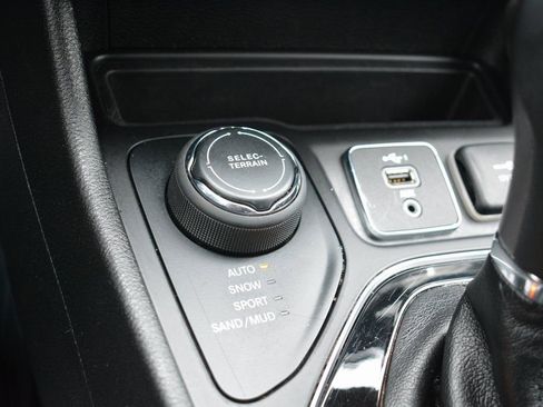 Used 2020 Jeep Cherokee Limited image 18