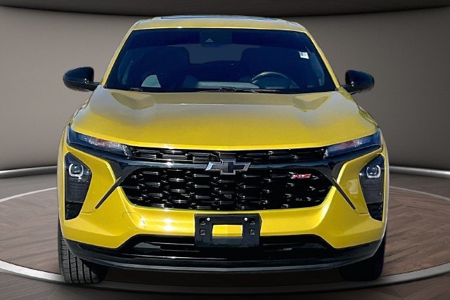 Used 2024 Chevrolet Trax RS w/ Sunroof Package FWD image 3