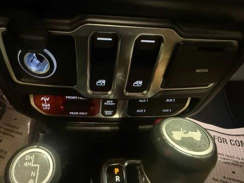 Used 2022 Jeep Wrangler Rubicon w/ Cold Weather Group AWD/4WD image 30