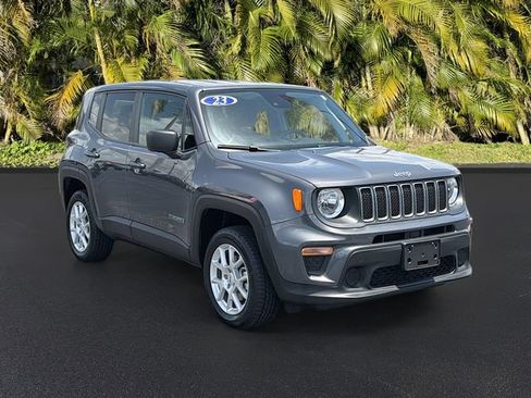 Used 2023 Jeep Renegade Latitude AWD/4WD image 2