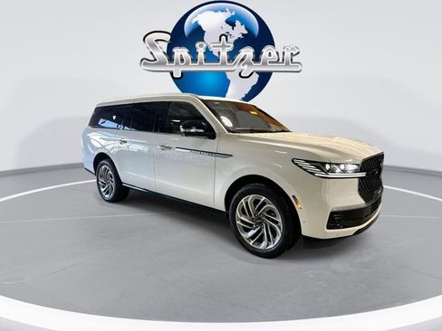 Used 2025 Lincoln Navigator L Reserve image 2