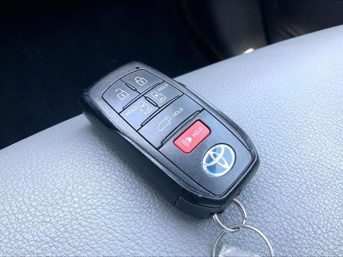 Used 2024 Toyota Sienna XLE FWD image 15