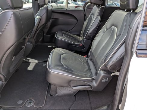 Used 2025 Chrysler Pacifica Limited image 27