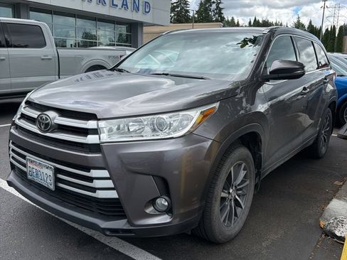 Used 2017 Toyota Highlander XLE AWD/4WD image 2