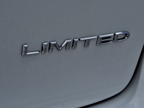 Used 2023 Chrysler Pacifica Limited w/ Uconnect Theater Family Group FWD image 44