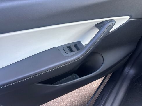 Used 2021 Tesla Model Y Long Range image 11