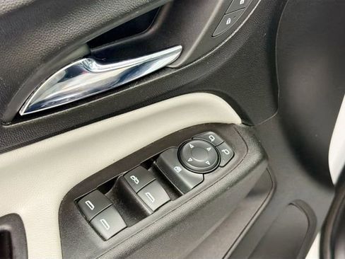 Used 2019 Chevrolet Equinox LT FWD image 17