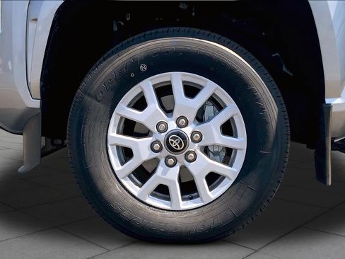 Used 2024 Toyota Tacoma SR5 AWD/4WD image 9