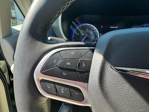 Used 2023 Chrysler Pacifica Touring-L FWD image 20