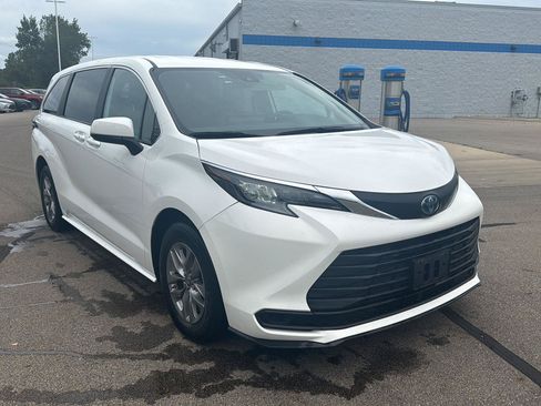 Used 2025 Toyota Sienna LE FWD image 7