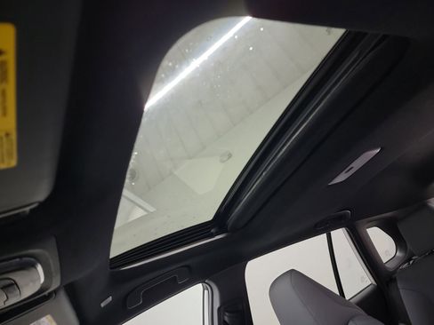 Used 2023 Toyota Corolla Cross SE image 24