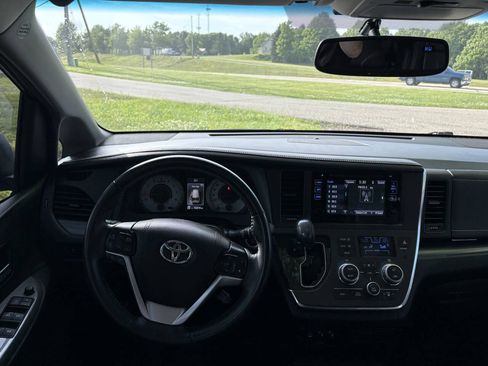 Used 2017 Toyota Sienna SE w/ SE Preferred Package FWD image 21