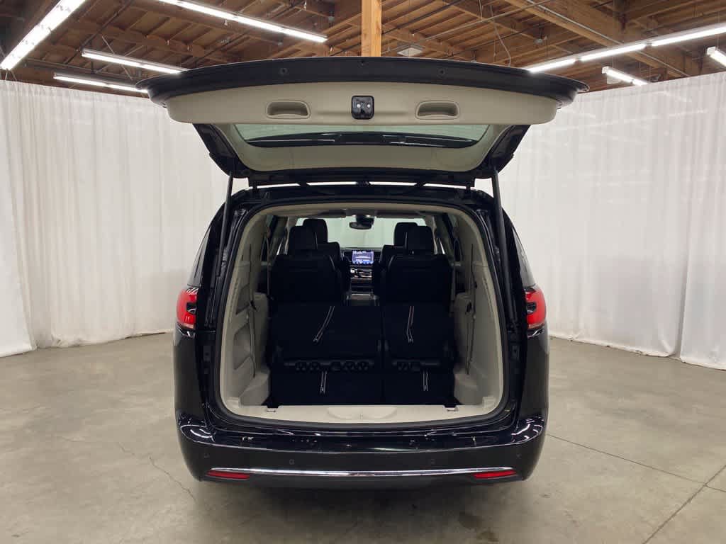 Used 2024 Chrysler Pacifica Touring-L FWD image 28