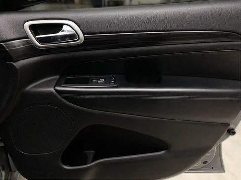 Used 2019 Jeep Grand Cherokee Altitude image 25