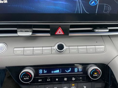 Used 2025 Hyundai Elantra SEL image 11