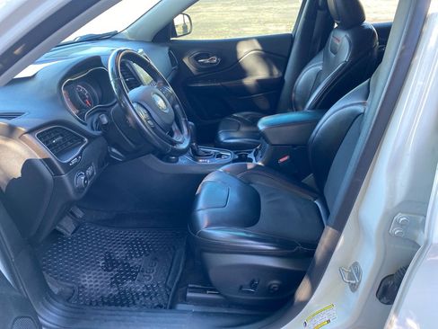 Used 2019 Jeep Cherokee Trailhawk w/ Cold Weather Group image 9