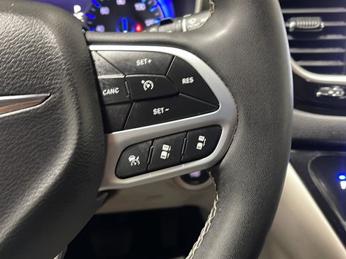Used 2024 Chrysler Pacifica Touring-L FWD image 7