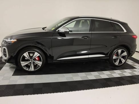 Used 2025 Audi SQ5 Prestige w/ Prestige Package AWD/4WD image 2