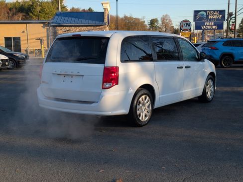 Used 2019 Dodge Grand Caravan SE w/ UConnect Hands-Free Group image 10
