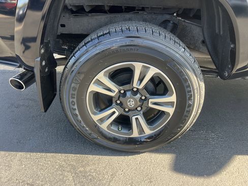 Used 2018 Toyota Tacoma TRD Sport image 9