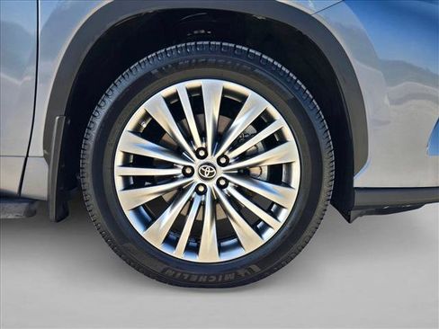 Used 2022 Toyota Highlander Platinum FWD image 23