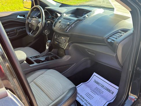 Used 2017 Ford Escape SE w/ SE Sport Appearance Package image 28