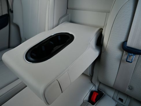 Used 2022 Bentley Bentayga image 41