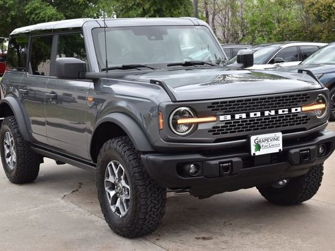 Used 2025 Ford Bronco Badlands AWD/4WD image 2