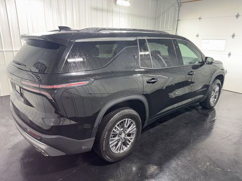 Used 2025 Chevrolet Traverse LT image 3