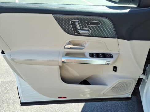 New 2025 Mercedes-Benz GLB 250 4MATIC image 11