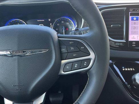 Used 2025 Chrysler Pacifica Select FWD image 31
