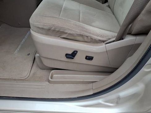 Used 2014 Chrysler Town & Country Touring FWD image 17